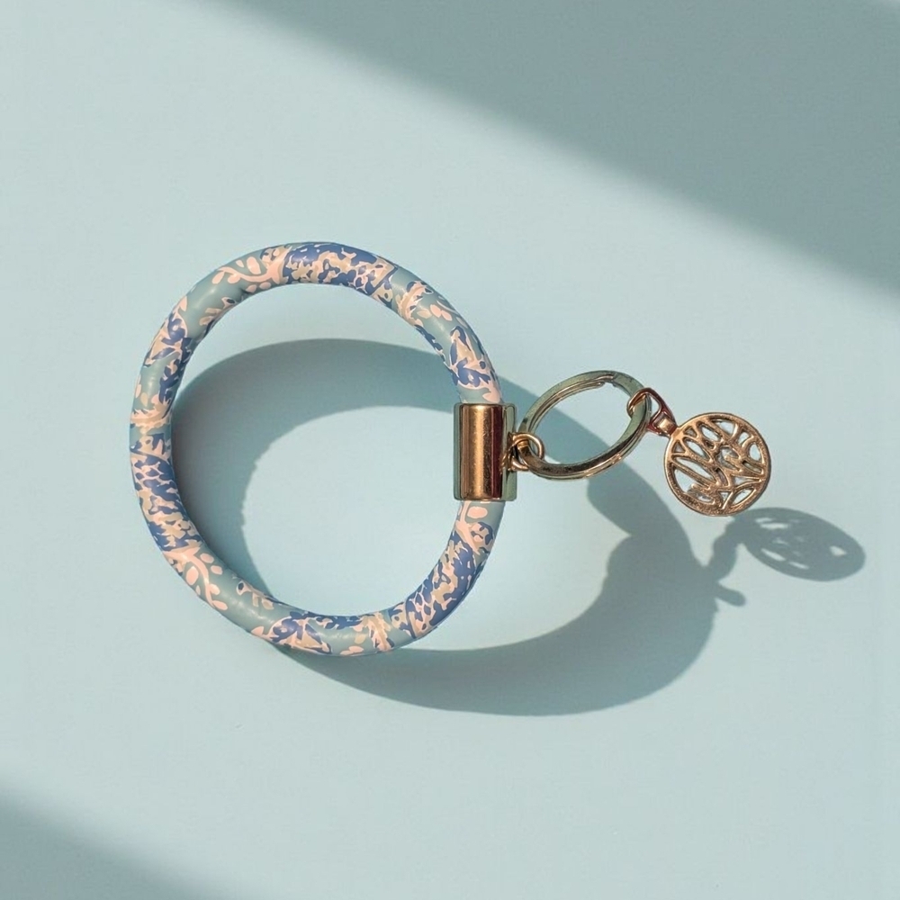 Lilly Pulitzer Blue and White Floral Key Ring Bracelet (EUC)
